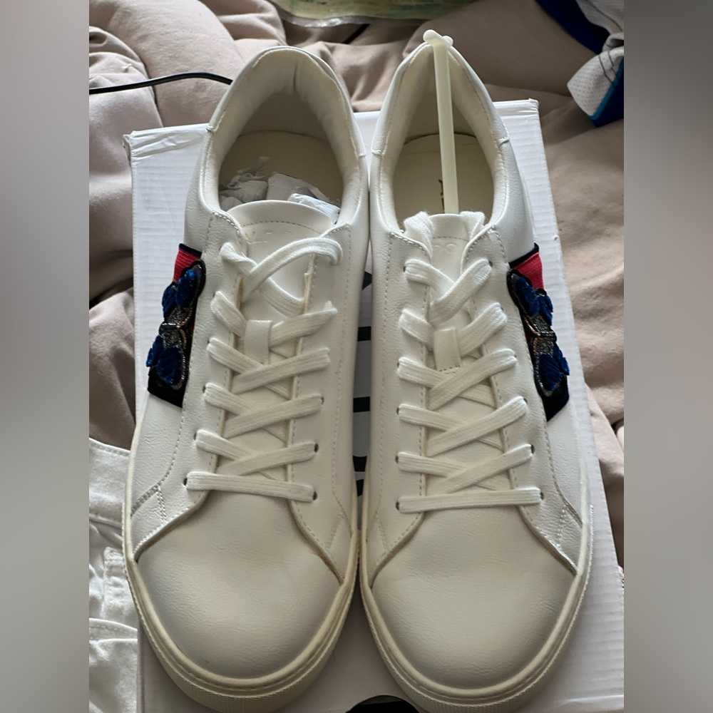 Size 10 women sneakers, never worn